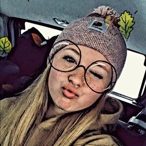 Meet your Posher, Lora